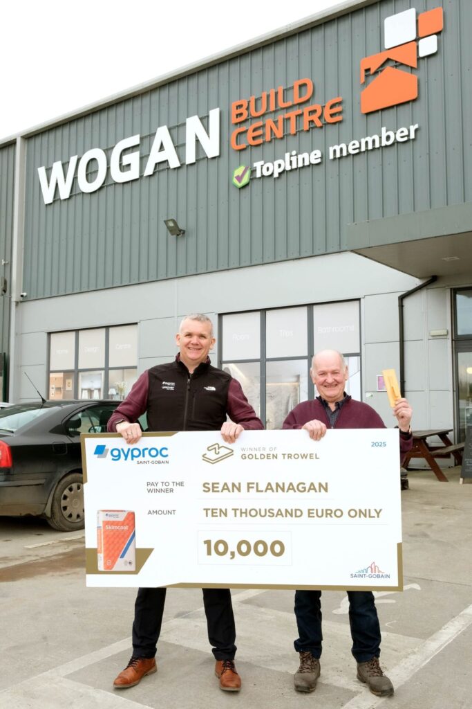 Winner Sean proudly receives a cheque after finding the "10,000 Golden Trowel - Ollie
McBreen Gyproc Area Sales Manager & Sean Flanagan.